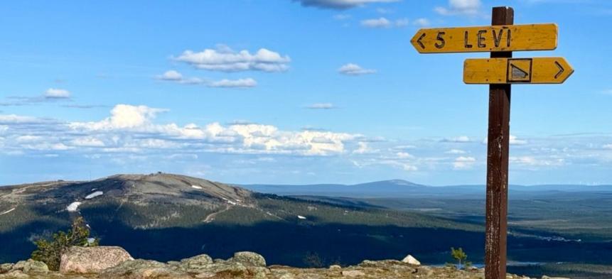 Kyltti Levi 5km ja taustalla Levi tunturi