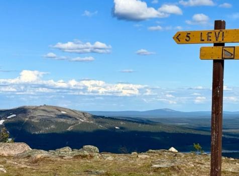 Kyltti Levi 5km ja taustalla Levi tunturi