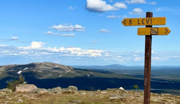 Kyltti Levi 5km ja taustalla Levi tunturi